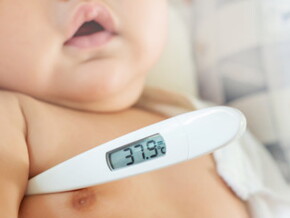 Bebé con termómetro debajo del brazo