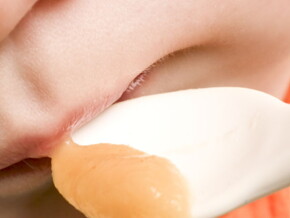 Bebé comiendo compota GERBER