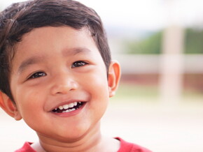 Niño alegre mirando la cámara