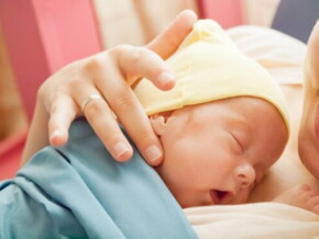 Bebé canguro: contacto piel a piel