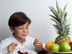 Niño comiendo frutas