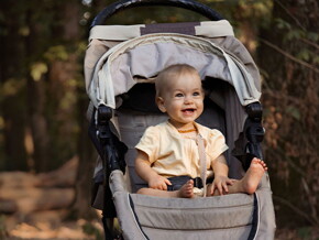Bebé sentado en un coche.
