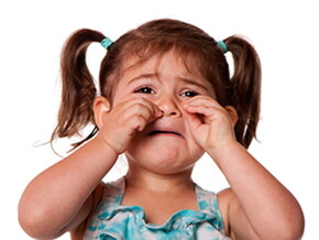 Niña-pequeña-haciendo-berrinche-en-la-mesa