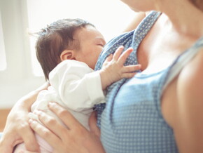 La mamá abrazando a su bebé recién nacido