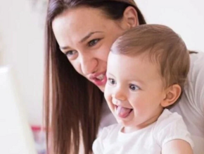 niño pequeño y madre mirando juntos el ordenador
