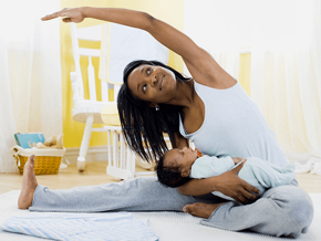 La mamá haciendo ejercicios con bebé