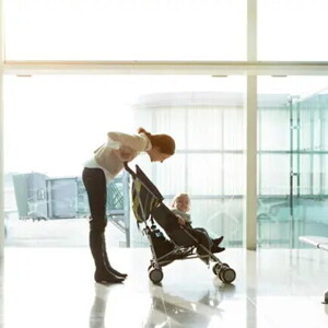 Madre paseando a niño en el aeropuerto