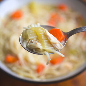 Sopa de vegetales y fideos