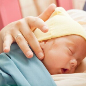 Bebé canguro: contacto piel a piel