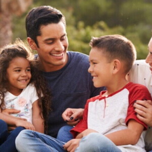 Una familia con el padre, los hijos y la madre sonriendo