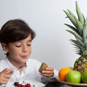 Niño comiendo frutas
