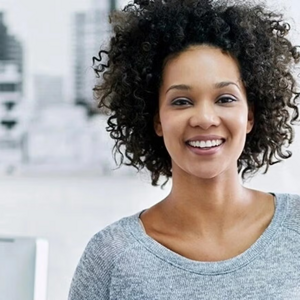 Mujer sonriendo, ovulación en la mujer
