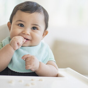 Un bebé de 9 meses comiendo
