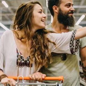 Dos personas haciendo un mercado familiar