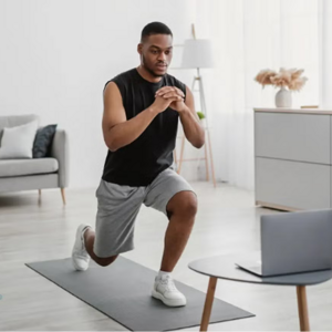 Hombre haciendo ejercicio en la sala.