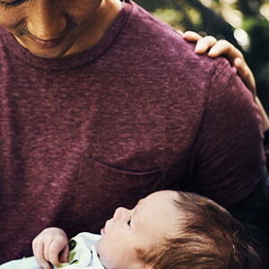 Aquí te decimos cómo manejar a las visitas después de dar a luz.