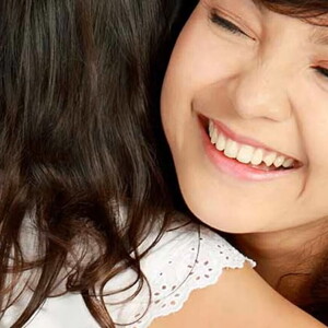 Niñera abrazando a niña.