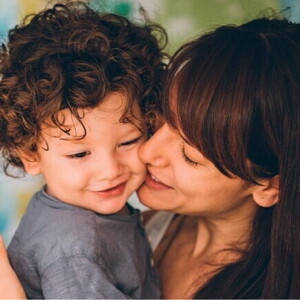 Madre dando besos a su hijo