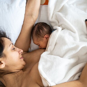 Madre lactando a su bebé