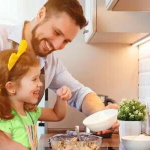 papá e hija cocinando