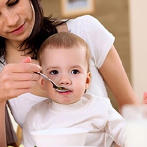 Niño pequeño siendo alimentado