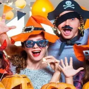 familia celebrando halloween