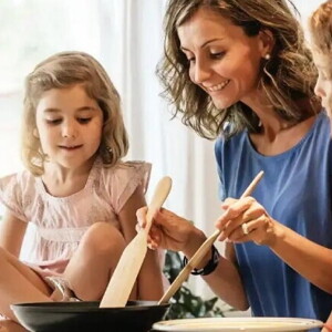 madre explica como cocinar a sus dos hijas