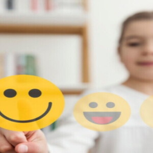 Niña seleccionando el estado de animo mediante emoticones imaginarios